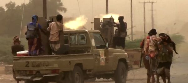 Yemen'in Hudeyde kentindeki havalimanında hükümet yanlısı güçler - Sputnik Türkiye