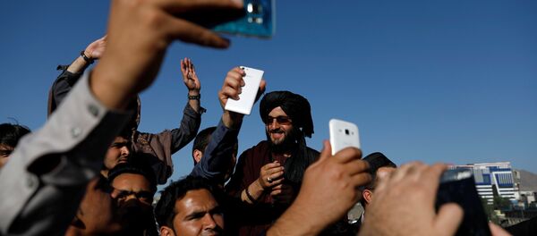 Kabil'deki bayramlaşmada Afgan siviller Taliban militanlarıyla özçekim yaptı. - Sputnik Türkiye