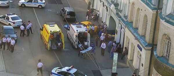 A taxi car rammed into a crowd of people near the Gostiny Dvor shopping center - Sputnik Türkiye