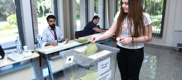 Azerbaycan'da, yurt dışı seçmen kütüğüne kayıtlı seçmenler, Türkiye'de 24 Haziran'da yapılacak Cumhurbaşkanı ve 27. Dönem Milletvekili Genel Seçimi için sandık başına gitti. Azerbaycan'da, yurt dışı seçmen kütüğüne kayıtlı seçmenler, Türkiye'de 24 Haziran'da yapılacak Cumhurbaşkanı ve 27. Dönem Milletvekili Genel Seçimi için sandık başına gitti. - Sputnik Türkiye