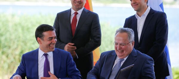Yunanistan-Makedonya dışişleri bakanları Nikos Kocyas ile Nikola Dimitrov, ülke isminin 'Kuzey Makedonya Cumhuriyeti' olması anlaşmasına imza attı. Yunanistan-Makedonya dışişleri bakanları Nikos Kocyas ile Nikola Dimitrov, ülke isminin 'Kuzey Makedonya Cumhuriyeti' olması anlaşmasına imza attı. - Sputnik Türkiye