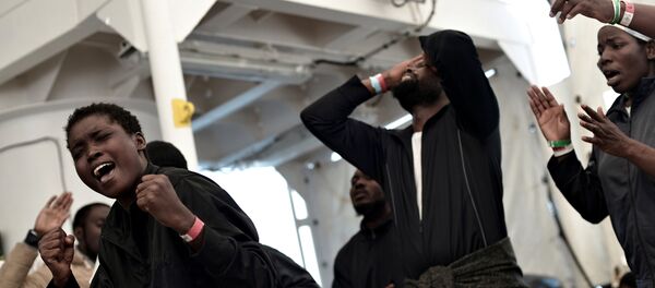 SOS Mediterranee ve Medecins Sans Frontieres örgütlerinin kurtarma gemisi Aquarius'taki göçmenler, ufukta Valencia belirince sevinç gösterileri yaptı. - Sputnik Türkiye