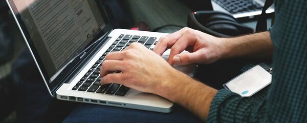 Uçakta laptop - Sputnik Türkiye