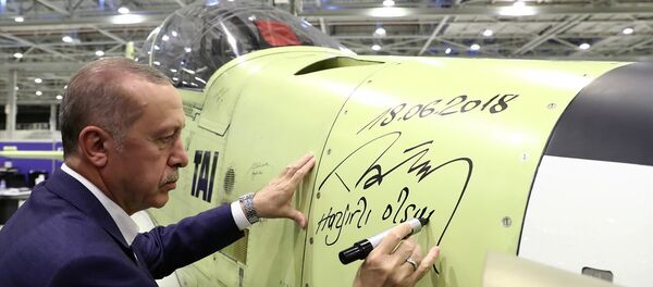 Erdoğan, Atak helikopteri üretim hattını gençlerle gezdi - Sputnik Türkiye