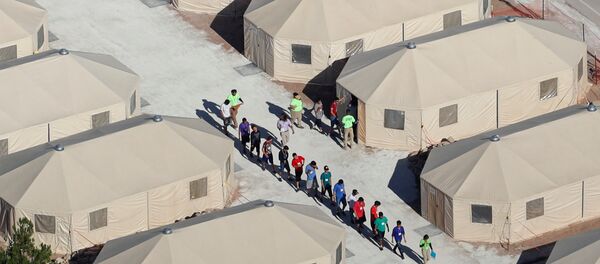 Trump'ın sıfır hoşgörü politikası çerçevesinde ailelerinden koparılan çocuklar, gençler, Teksas eyaletinin Meksika sınırındaki Tornillo kentinde çadır kamplara konuluyor. - Sputnik Türkiye