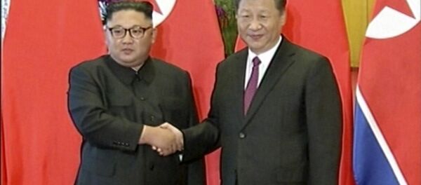 Kuzey Kore lideri Kim Jong-un-Çin Devlet Başkanı Şi Cinping - Sputnik Türkiye