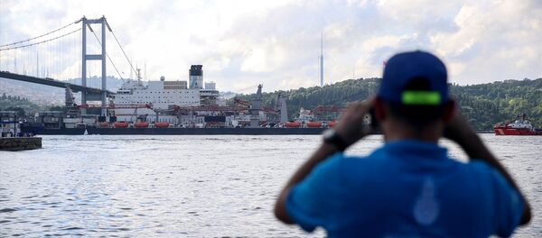 Pioneering Spirit, İstanbul Boğazı'ndan geçti. - Sputnik Türkiye