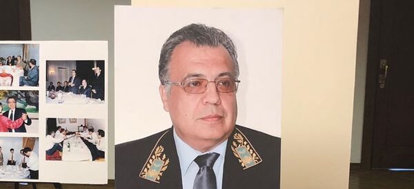 Duma'daki sergide yer alan  Rusya'nın eski Ankara Büyükelçisi Andrey Karlov'un portresi - Sputnik Türkiye