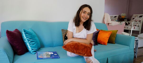 Ankara'da ailesiyle birlikte yaşayan 18 yaşındaki Sena Su Baysal, Erdoğan'ın iktidarda olmadığı zamanlara yetişemese de o zamanlara özlem duyuyor. Ankara'da ailesiyle birlikte yaşayan 18 yaşındaki Sena Su Baysal, Erdoğan'ın iktidarda olmadığı zamanlara yetişemese de o zamanlara özlem duyuyor. - Sputnik Türkiye