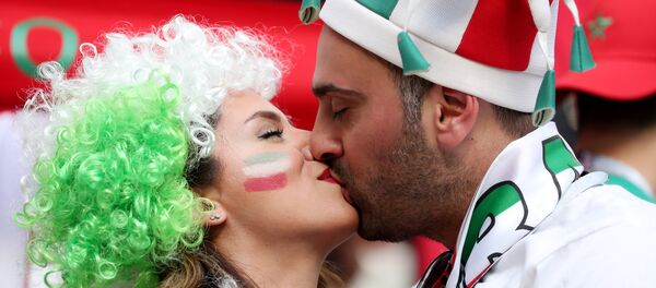 Saint Petersburg'daki İran-Fas maçını izleyen İranlı taraftarlar arasında örtünmeyen kadınlar çoğunluktaydı. - Sputnik Türkiye