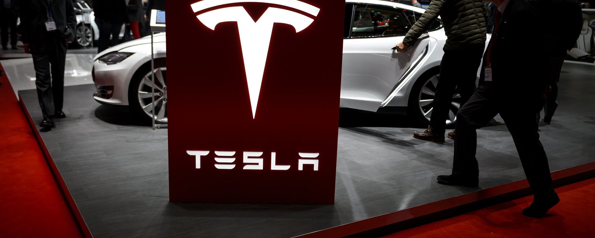 Visitor are seen at the booth of US electric carmaker Tesla Motors, during the press day of the Geneva Car Show on March 4, 2015 in Geneva - Sputnik Türkiye, 1920, 21.10.2021