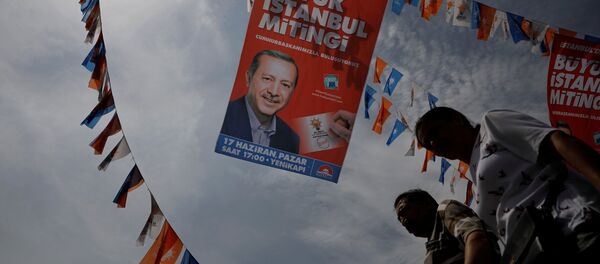 Eminönü'nde Erdoğan'ın seçim afişleri altında hayat - Sputnik Türkiye