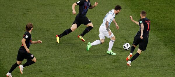 World Cup - Group D - Argentina vs Croatia - Nizhny Novgorod Stadium, Nizhny Novgorod, Russia - June 21, 2018 Argentina's Lionel Messi in action with Croatia's Ivan Rakitic - Sputnik Türkiye
