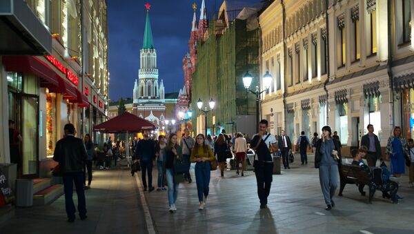 People on Moscow's oldest street, Nikolskaya - Sputnik Türkiye