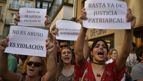 Pamplona'da tecavüzle suçlanan 5 erkeğin kefaletle serbest kalması kararı protesto edildi - Sputnik Türkiye