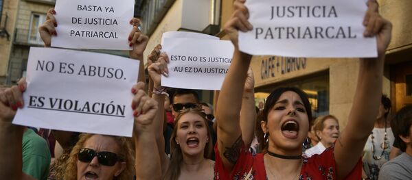 Pamplona'da tecavüzle suçlanan 5 erkeğin kefaletle serbest kalması kararı protesto edildi - Sputnik Türkiye
