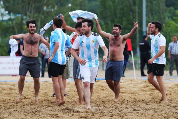 Arjantin ile Hırvat taraftarlar arasındaki dostluk plaj futbolu karşılaşmasından kareler - Sputnik Türkiye