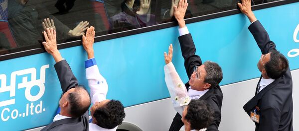 Kuzey Koreliler 2015'teki  aile buluşmasında Güney Kore'de yaşayan akrabalarına veda ediyor - Sputnik Türkiye