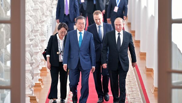 Güney Kore lideri Moon Jae-in- Rusya Devlet Başkanı Vladimir Putin - Sputnik Türkiye