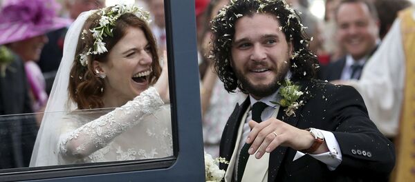 Game of Thrones dizisinde 'Jon Snow' karakteriyle ünlenen Kit Harington ve 'Ygritte' karakterini canlandıran Rose Leslie - Sputnik Türkiye