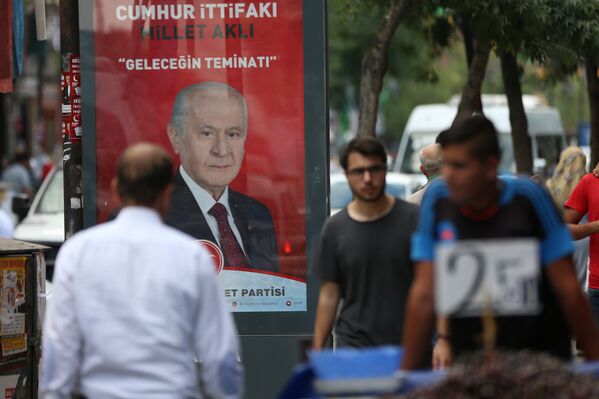 Merkez Sur İlçesi’nin Gazi Caddesi. Diyarbakır’da ilk kez bir seçimde MHP Lideri Devlet Bahçeli’nin fotoğrafları reklam tabelalarında yer alıyor. - Sputnik Türkiye