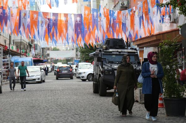 Saraykapı Caddesi. Polis zırhlı araçla AK Parti seçim bürosu önünde nöbet tutuyor. - Sputnik Türkiye
