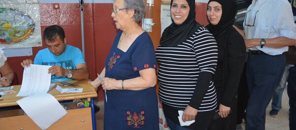 Mersin'de oy kullanan Suriyeliler Mersin'de oy kullanan Suriyeliler - Sputnik Türkiye