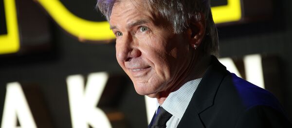 Harrison Ford poses for photographers upon arrival at the European premiere of the film 'Star Wars: The Force Awakens ' in London. - Sputnik Türkiye