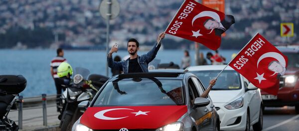 AK Parti'ye destek vermek için Tarabya yakınlarında sokağa dökülen vatandaşlar - Sputnik Türkiye