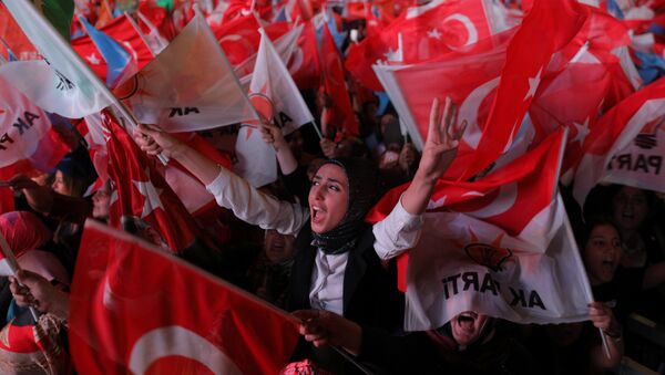 AK Parti Ankara İl Başkanlığı önünde seçim kutlamaları - Sputnik Türkiye