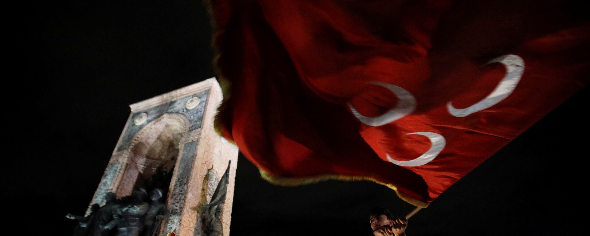 Taksim'de seçim kutlamaları - MHP bayrağı - Sputnik Türkiye, 1920, 05.12.2021