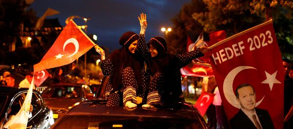 AK Parti İstanbul İl Başkanlığı önünde seçim kutlamaları - Sputnik Türkiye