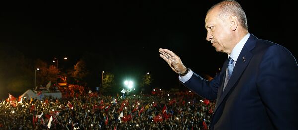 Cumhurbaşkanı Erdoğan, Huber Köşkü'nün önünde bekleyenlere seslendi. - Sputnik Türkiye