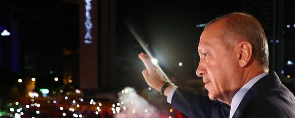 AK Parti Genel Başkanı ve Cumhurbaşkanı Recep Tayyip Erdoğan, partisinin genel merkezindeki balkon konuşmasında vatandaşlara hitap etti. AK Parti Genel Başkanı ve Cumhurbaşkanı Recep Tayyip Erdoğan, partisinin genel merkezindeki balkon konuşmasında vatandaşlara hitap etti. - Sputnik Türkiye