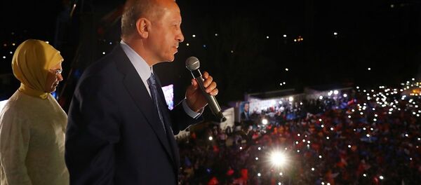 AK Parti Genel Başkanı ve Cumhurbaşkanı Recep Tayyip Erdoğan, partisinin genel merkezindeki balkon konuşmasında vatandaşlara hitap etti. - Sputnik Türkiye