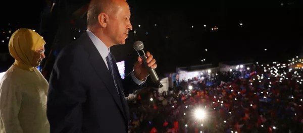 AK Parti Genel Başkanı ve Cumhurbaşkanı Recep Tayyip Erdoğan, partisinin genel merkezindeki balkon konuşmasında vatandaşlara hitap etti. AK Parti Genel Başkanı ve Cumhurbaşkanı Recep Tayyip Erdoğan, partisinin genel merkezindeki balkon konuşmasında vatandaşlara hitap etti. - Sputnik Türkiye