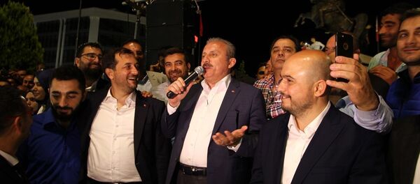 TBMM Anayasa Komisyonu Başkanı Mustafa Şentop, partisince Tekirdağ'ın Çerkezköy ilçesinde düzenlenen kutlamalara katıldı. Şentop, meydanda toplanan partililere bir konuşma yaptı. - Sputnik Türkiye