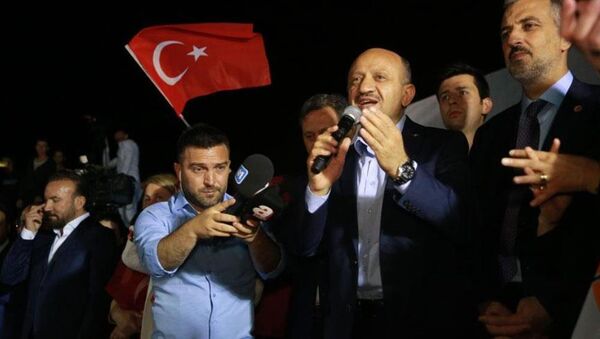 Cumhurbaşkanı ve 27. Dönem Milletvekilliği seçimi resmi olmayan sonuçlarının açıklanmasının ardından AK Parti Kocaeli İl Başkanlığı önünde toplanan vatandaşlar kutlama yaptı. Kutlamalara, Başbakan Yardımcısı Fikri Işık da katıldı. - Sputnik Türkiye