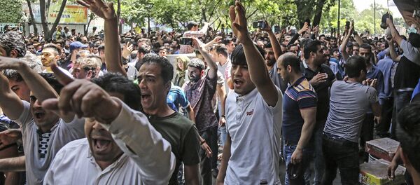 İran'da ekonomik sorunlar nedeniyle Tahran Büyük Çarşısı'ndan meclise uzanan protesto, 25.06.2018 - Sputnik Türkiye