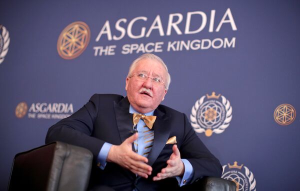 Ashurbeyli’nin kurduğu Asgardia adını, Norveç mitolojisinde geçen ve uzayda bulunan 'Asgard Dünyası'ndan alıyor. Asgardia, 200 binden fazla üye ile kendini 172. en büyük ülke olarak görüyor ve BM’ye de üye olmayı hedefliyor.  - Sputnik Türkiye