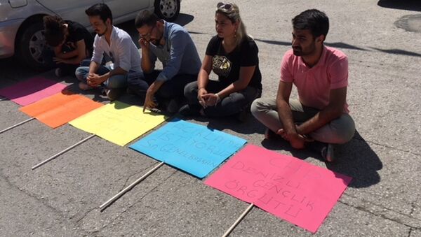 CHP'li gençlerden genel merkez önünde oturma eylemi - Sputnik Türkiye