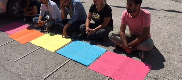 CHP'li gençlerden genel merkez önünde oturma eylemi - Sputnik Türkiye