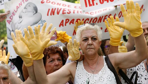 Madrid'de çalınan bebekler davasının görüldüğü mahkeme önünde kadınlar, binlerce vaka üzerinden zaman aşımının kaldırılıp hukuki sürecin başlatılmasını, adaletin yerini bulmasını talep etti. - Sputnik Türkiye