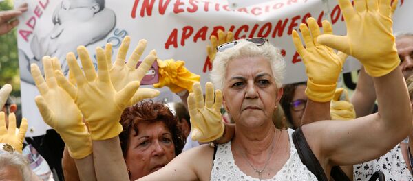 Madrid'de çalınan bebekler davasının görüldüğü mahkeme önünde kadınlar, binlerce vaka üzerinden zaman aşımının kaldırılıp hukuki sürecin başlatılmasını, adaletin yerini bulmasını talep etti. - Sputnik Türkiye