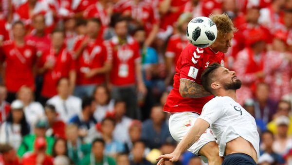 Dünya Kupası'nda Fransa-Danimarka maçı, Kjaer ile Giroud kafaya çıkarken - Sputnik Türkiye