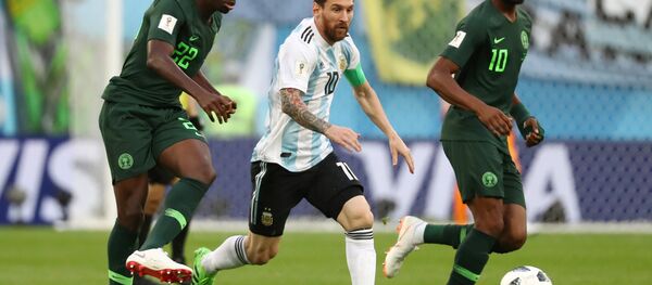 2018 FIFA Dünya Kupası'nda Nijerya-Arjantin maçı, Kenneth Omeruo ile John Obi Mikel'den Lionel Messi'ye markaj - Sputnik Türkiye