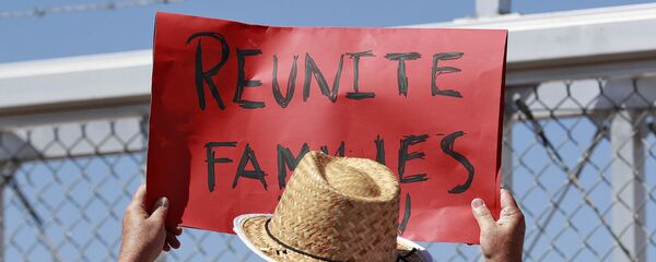 ABD'de göçmen çocukların ailelerinden ayrılması uygulamasını protesto eden bir eylemci ABD'de göçmen çocukların ailelerinden ayrılması uygulamasını protesto eden bir eylemci - Sputnik Türkiye