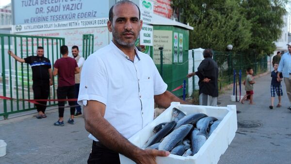 Hatay'ın Kırıkhan ilçesi ile Doğu Guta’dan kaçarak Suriye'nin Afrin kırsalında kurulan çadır kente sığınan ihtiyaç sahibi Suriyelilere 20 bin balık dağıtıldı. - Sputnik Türkiye