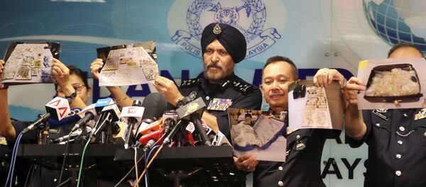 Malezya Emniyeti'nin Ticari Suçlarla Mücadele Şubesi Başkanı Amar Singh ile ekibi, eski Başbakan Necip Rezak ile bağlantılı evlerde ele geçirilen nakit para, mücevher ve diğer malların fotoğraflarını gösterdi. - Sputnik Türkiye