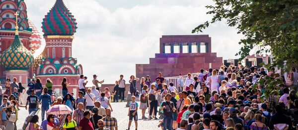 ‘Lenin'i görmek': Futbolseverler mozoleye girebilmek için uzun sıralar oluşturdu ‘Lenin'i görmek': Futbolseverler mozoleye girebilmek için uzun sıralar oluşturdu - Sputnik Türkiye